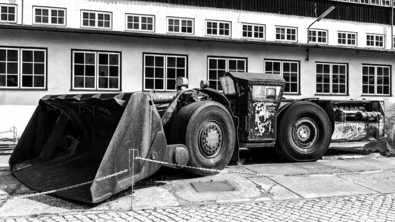 mining equipment breakdown — Fotó: Wolfgang Weiser / Pexels