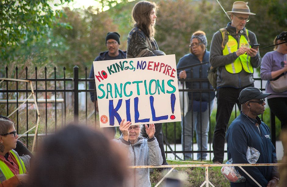 sanctions violation consequences — Fotó: Germar Derron / Pexels