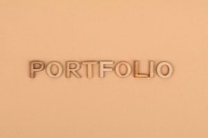 bold portfolio concentration — Fotó: Ann H / Pexels