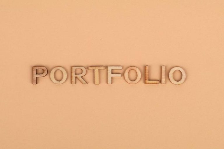 bold portfolio concentration — Fotó: Ann H / Pexels