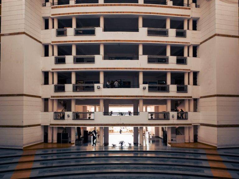 institutional power shift — Fotó: LensWitzRaj ㅤ / Pexels
