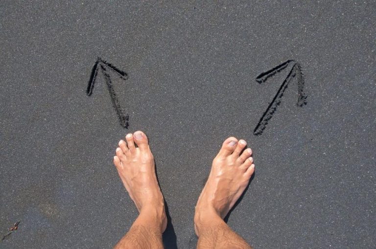market uncertainty crossroads — Fotó: Marlon Trottmann / Pexels