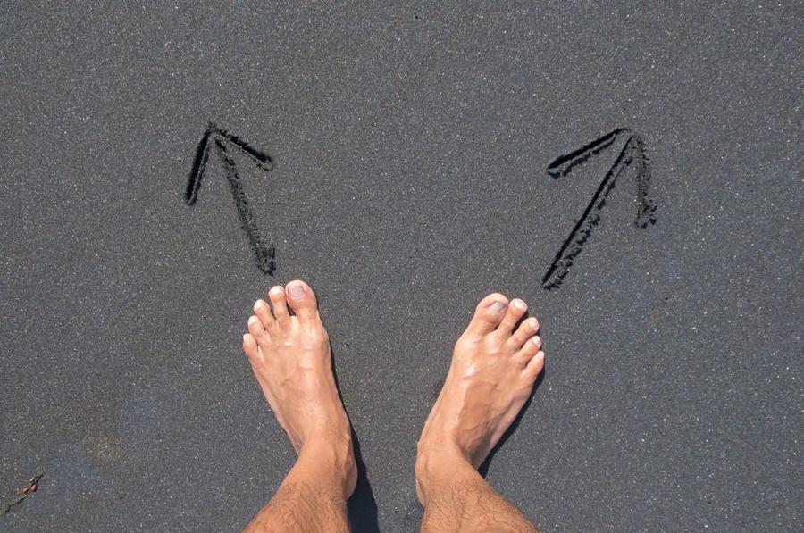 market uncertainty crossroads — Fotó: Marlon Trottmann / Pexels