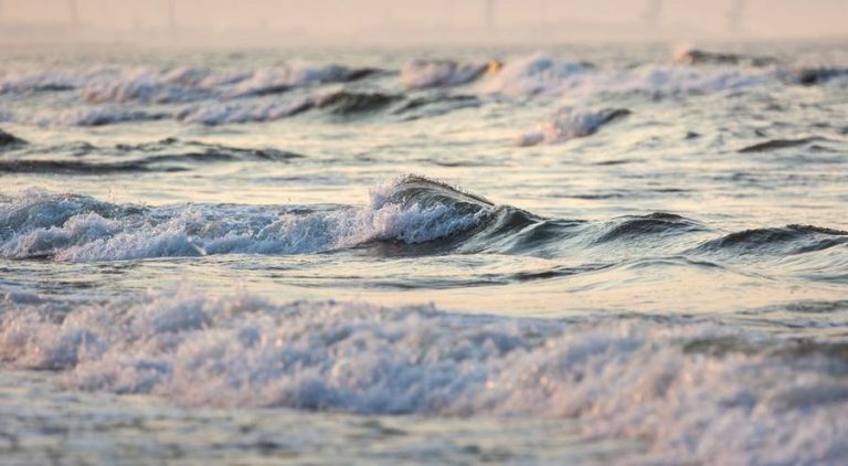 market volatility waves — Fotó: Marek Piwnicki / Pexels