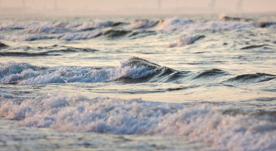 market volatility waves — Fotó: Marek Piwnicki / Pexels