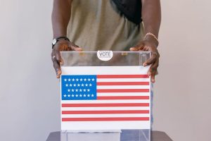 voting transparency layers — Fotó: Mikhail Nilov / Pexels