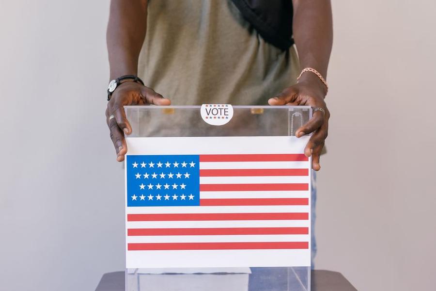 voting transparency layers — Fotó: Mikhail Nilov / Pexels