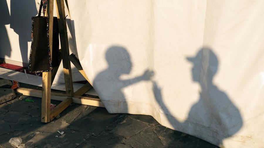 market manipulation shadows — Fotó: Natalia Msungu / Pexels