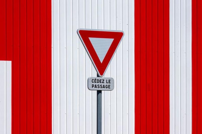regulatory uncertainty warning — Fotó: Jan van der Wolf / Pexels #35980773