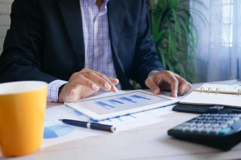 traditional finance transformation — Fotó: Towfiqu barbhuiya / Pexels