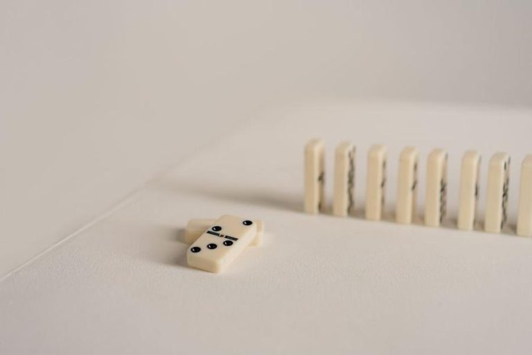 falling dominoes recovering — Fotó: cottonbro studio / Pexels #8102734