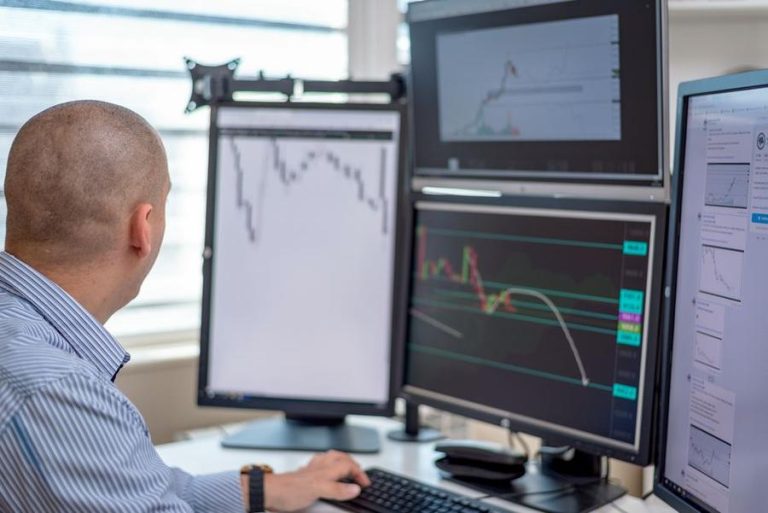 trading desk — Fotó: AlphaTradeZone / Pexels #5831264