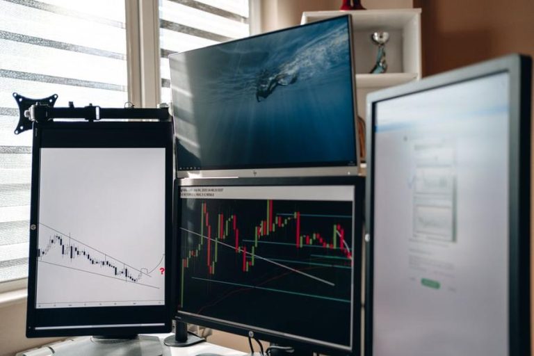 trading desk — Fotó: AlphaTradeZone / Pexels #5833747