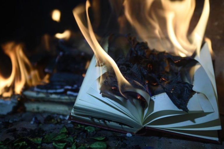 token burn symbolism — Fotó: Patt Vielma / Pexels #1474928
